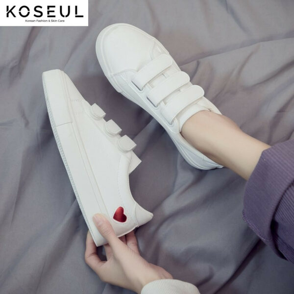 985311612817 Korean student white shoes